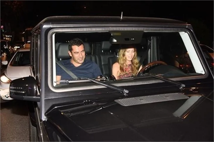 Kenan İmirzalıoğlu 'ellerinde çiçekler' Sinem Kobal'ın kapısını çaldı