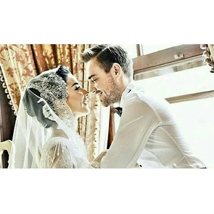 Merve Boluğur ile Murat Dalkılıç'ın davetsiz misafiri