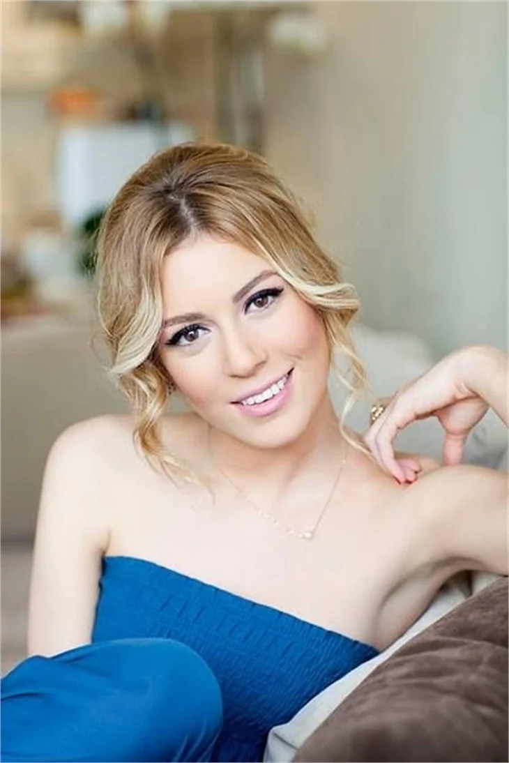 Sinem Kobal birinci sırada!