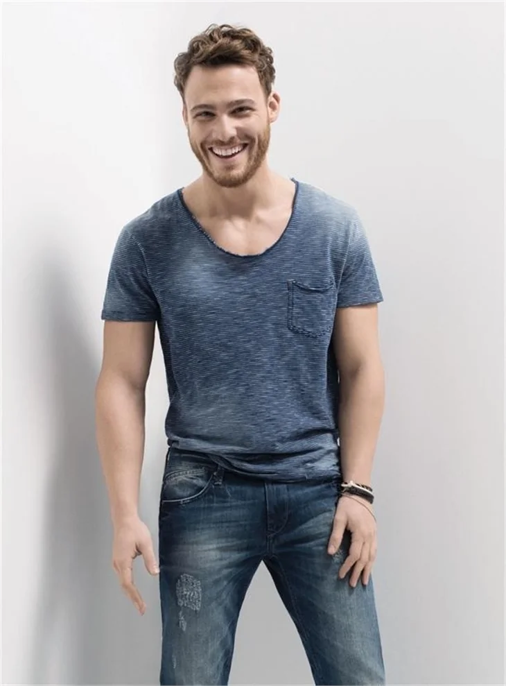 Kerem Bürsin şan dersi alıyor