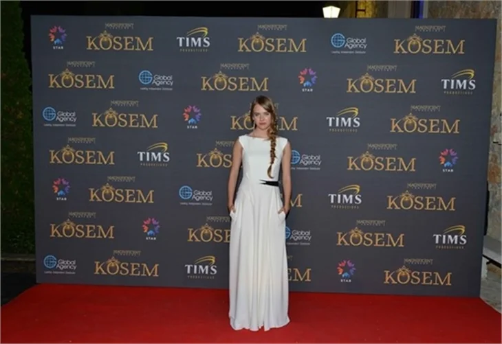 'Muhteşem Yüzyıl-Kösem' Cannes'de izleyiciyle buluştu! Tüm gözler Beren Saat'in üzerindeydi!