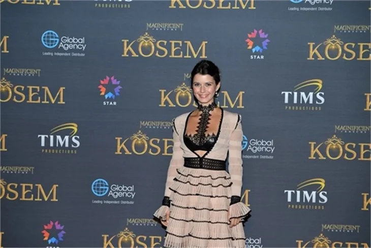 'Muhteşem Yüzyıl-Kösem' Cannes'de izleyiciyle buluştu! Tüm gözler Beren Saat'in üzerindeydi!