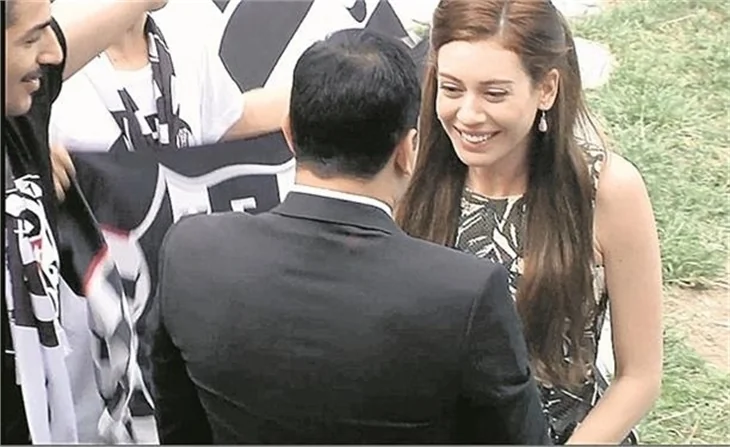 Sinem Kobal 'Yaktın Beni' filminde gelinlik giydi