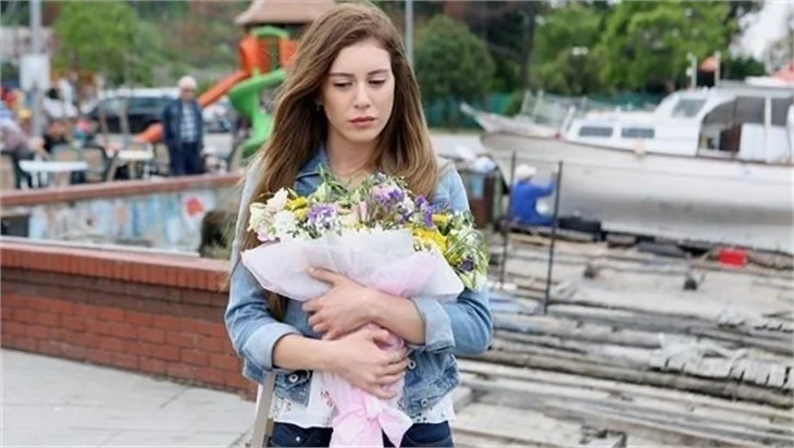 Sinem Kobal 'Yaktın Beni' filminde gelinlik giydi