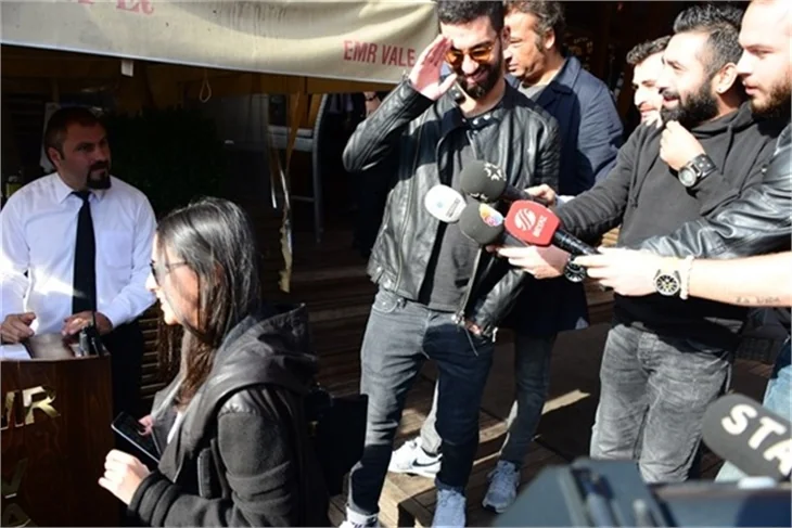 Arda Turan ve sevgilisi Aslıhan Doğan galibiyeti kutladı