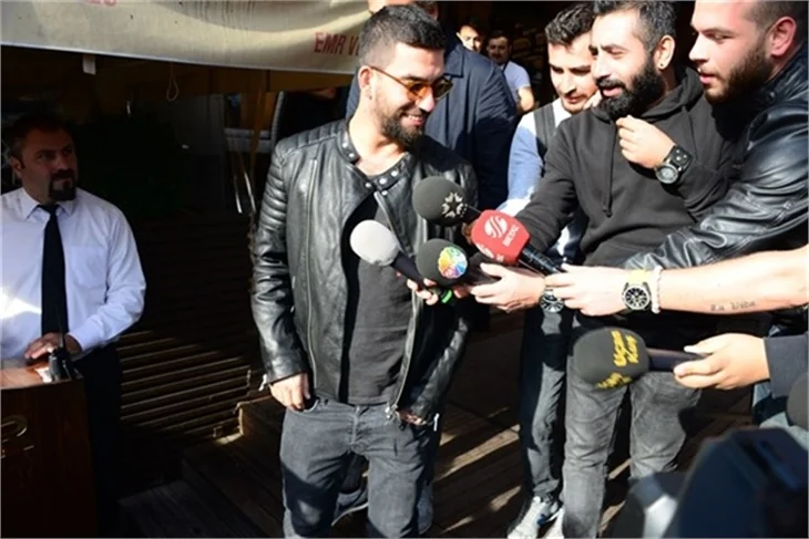 Arda Turan ve sevgilisi Aslıhan Doğan galibiyeti kutladı
