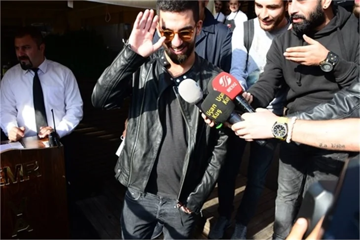 Arda Turan ve sevgilisi Aslıhan Doğan galibiyeti kutladı