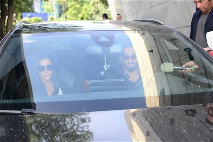 Arda Turan ve sevgilisi Aslıhan Doğan galibiyeti kutladı