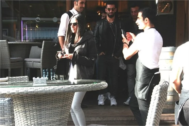 Arda Turan ve sevgilisi Aslıhan Doğan galibiyeti kutladı