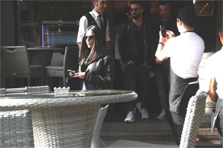Arda Turan ve sevgilisi Aslıhan Doğan galibiyeti kutladı
