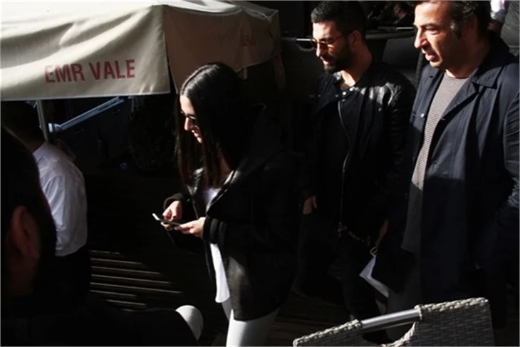 Arda Turan ve sevgilisi Aslıhan Doğan galibiyeti kutladı