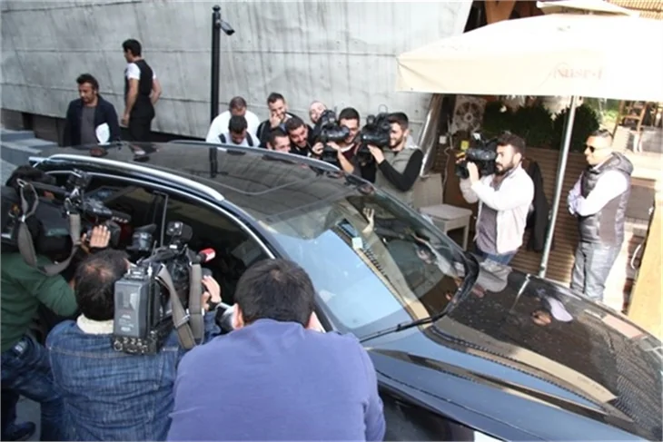 Arda Turan ve sevgilisi Aslıhan Doğan galibiyeti kutladı