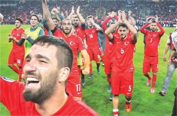 Arda Turan ve sevgilisi Aslıhan Doğan galibiyeti kutladı