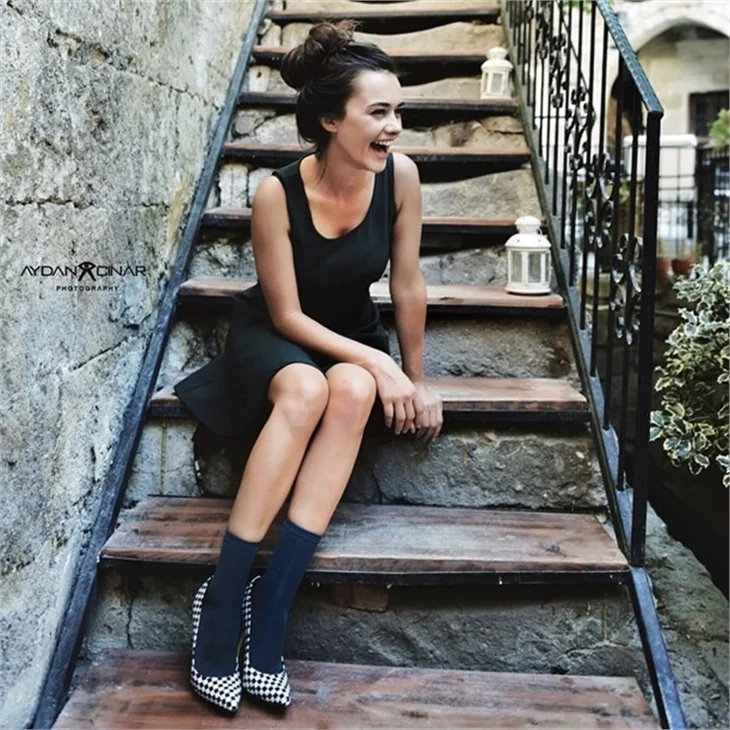 Hande sevgilisiyle Galata’da oturacak