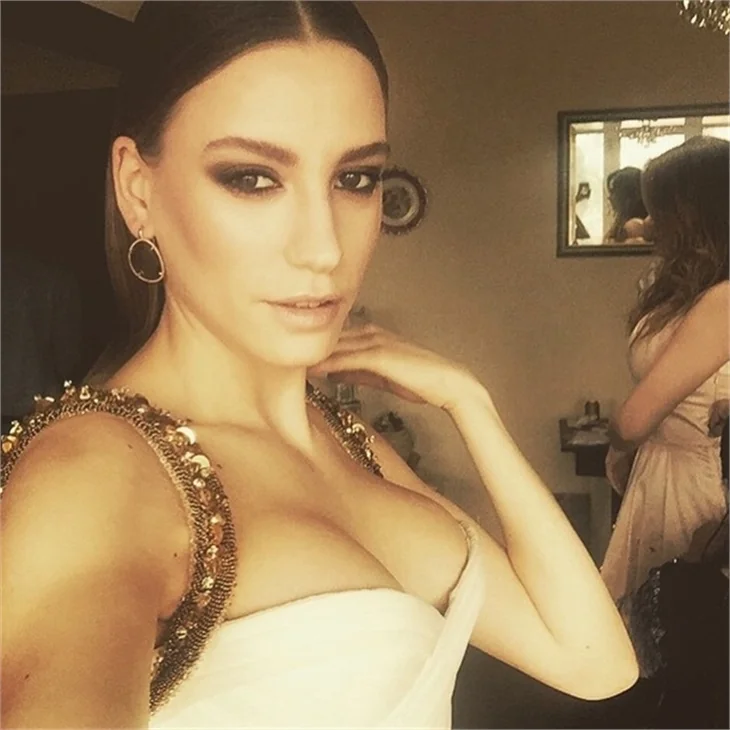 Serenay Sarıkaya'dan hayranlarına özel poz