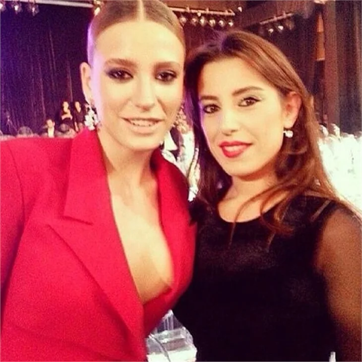 Serenay Sarıkaya'dan hayranlarına özel poz