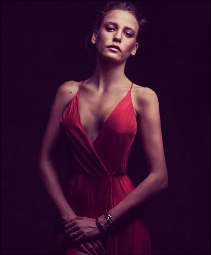 Serenay Sarıkaya'dan hayranlarına özel poz