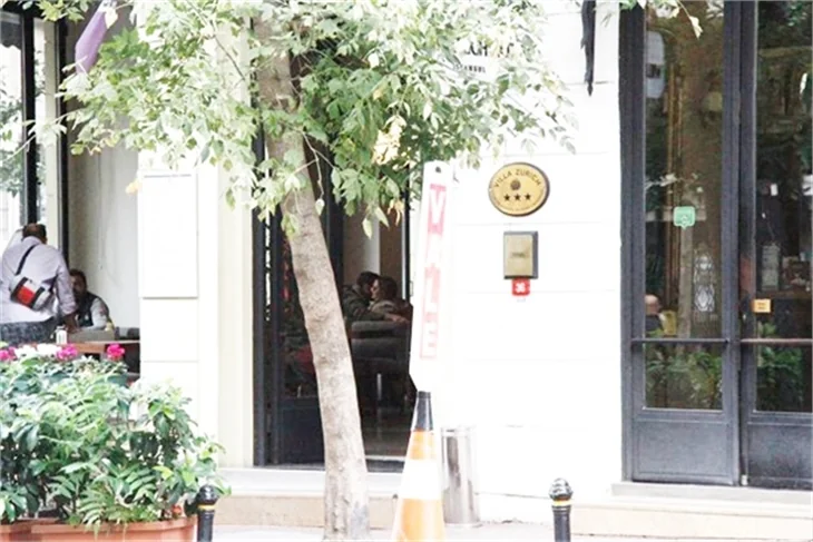 Barış Arduç ile Gupse Özay dudak dudağa