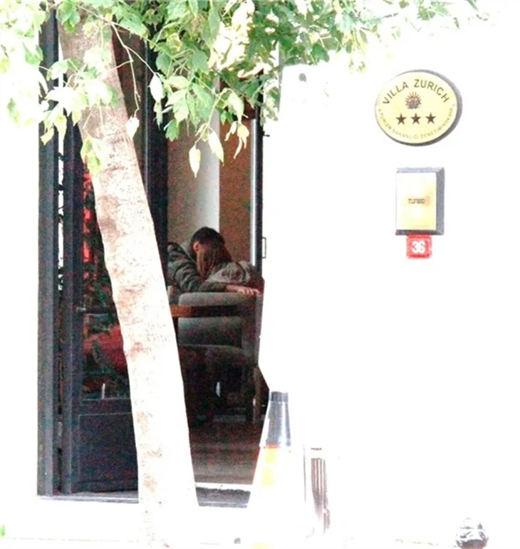 Barış Arduç ile Gupse Özay dudak dudağa