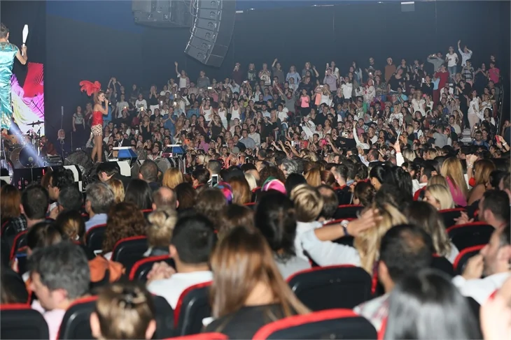 Demet Akalın'dan sirk tadında konser