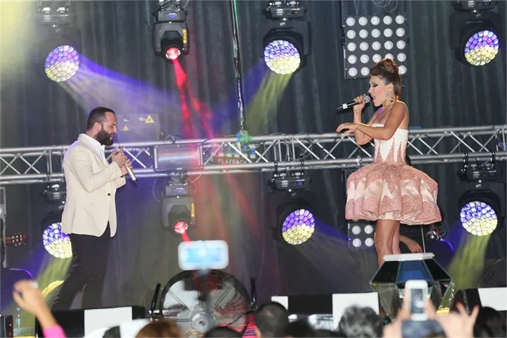 Demet Akalın'dan sirk tadında konser