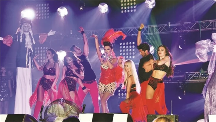 Demet Akalın'dan sirk tadında konser