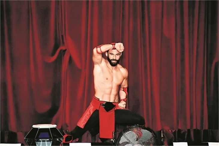 Demet Akalın'dan sirk tadında konser