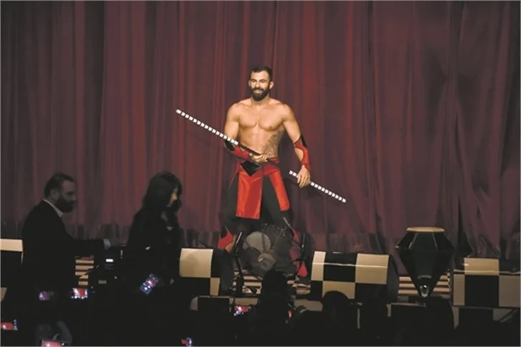 Demet Akalın'dan sirk tadında konser