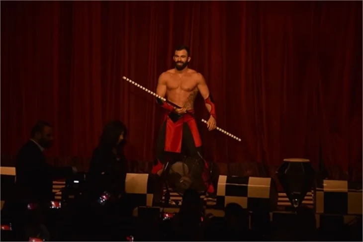 Demet Akalın'dan sirk tadında konser