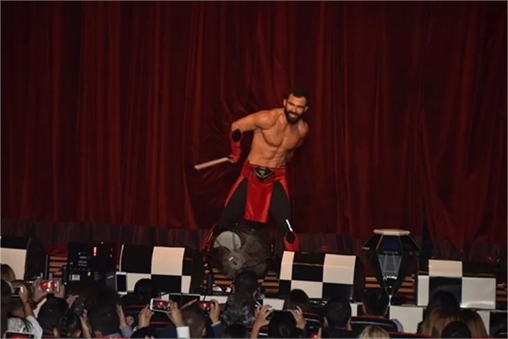 Demet Akalın'dan sirk tadında konser