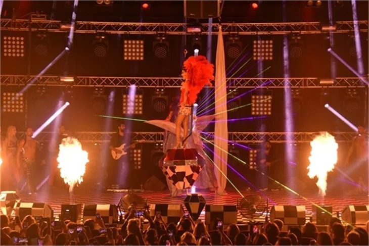 Demet Akalın'dan sirk tadında konser