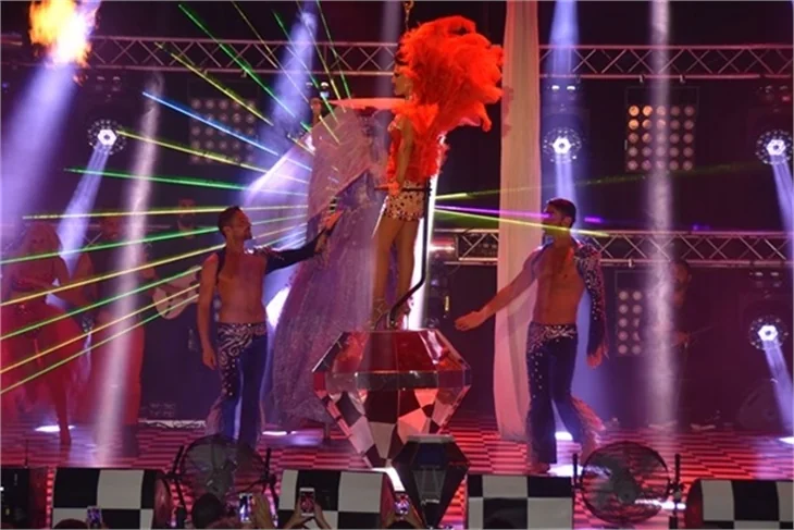 Demet Akalın'dan sirk tadında konser