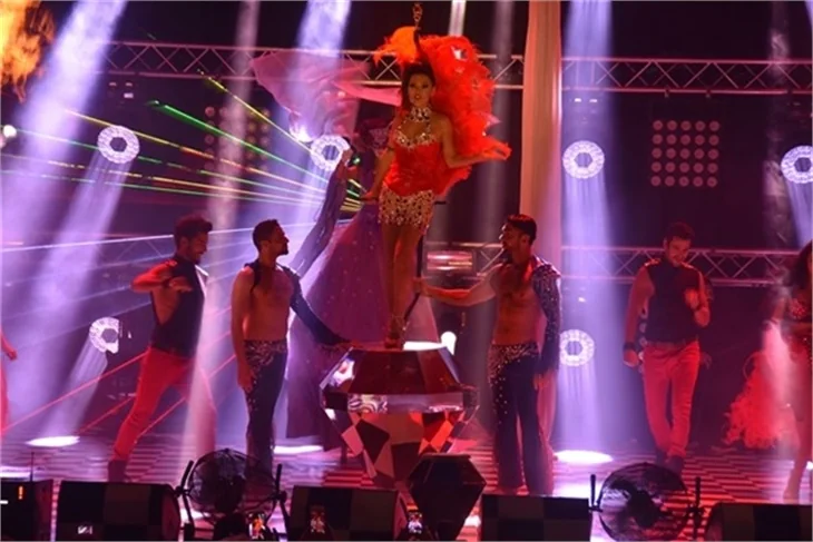 Demet Akalın'dan sirk tadında konser