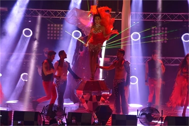 Demet Akalın'dan sirk tadında konser
