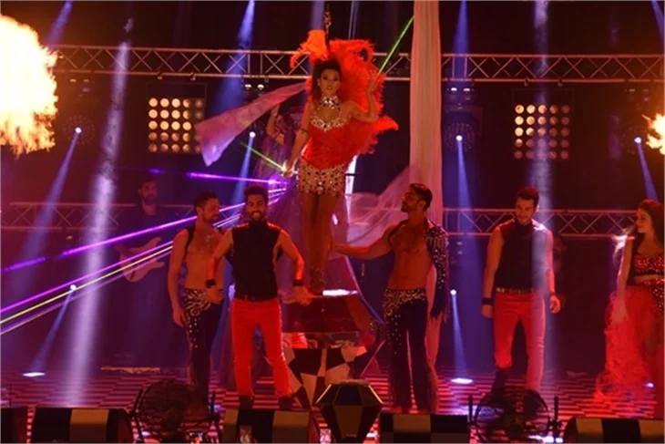 Demet Akalın'dan sirk tadında konser