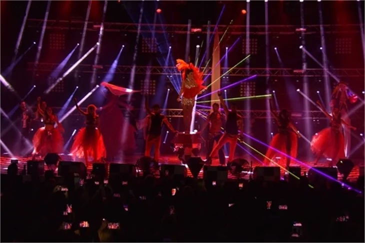 Demet Akalın'dan sirk tadında konser