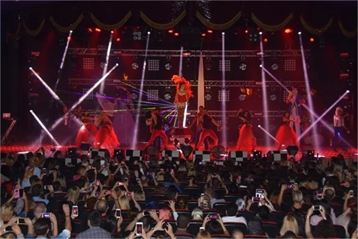 Demet Akalın'dan sirk tadında konser