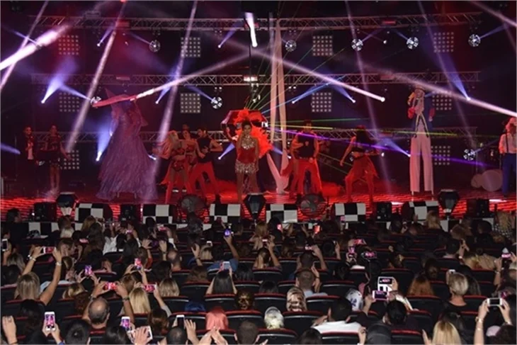 Demet Akalın'dan sirk tadında konser