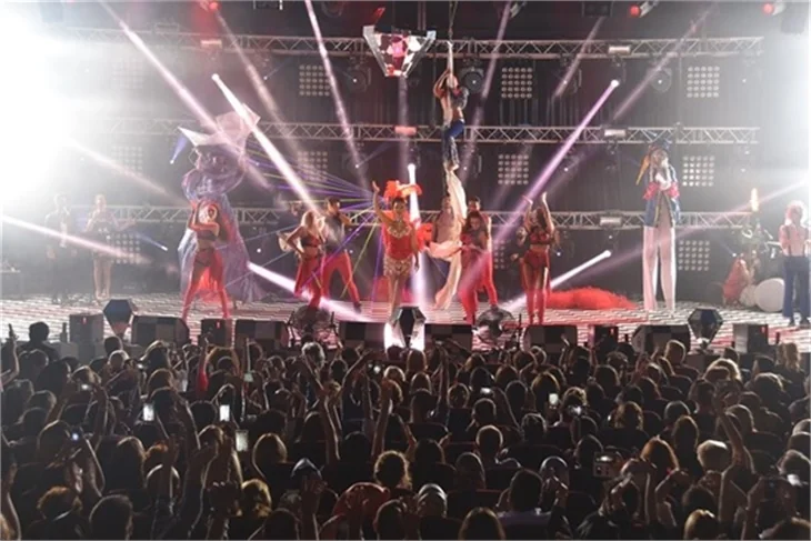 Demet Akalın'dan sirk tadında konser
