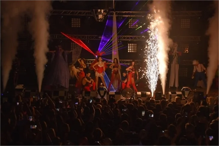 Demet Akalın'dan sirk tadında konser