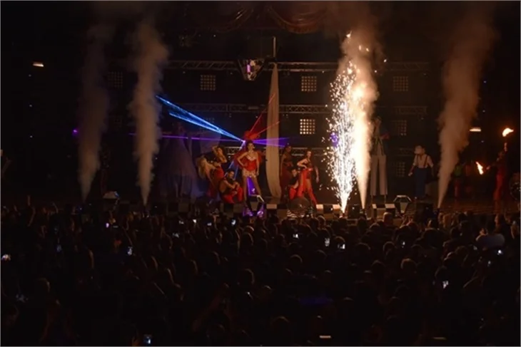 Demet Akalın'dan sirk tadında konser