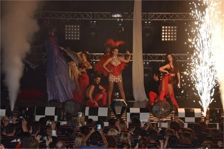 Demet Akalın'dan sirk tadında konser
