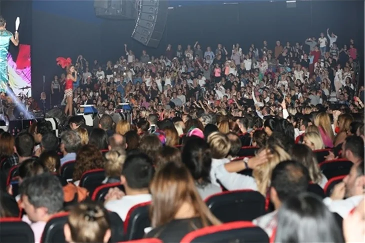 Demet Akalın'dan sirk tadında konser
