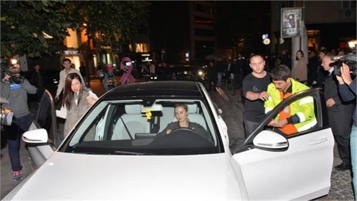 Ece Erken çıldırdı: Peşimden gelme!