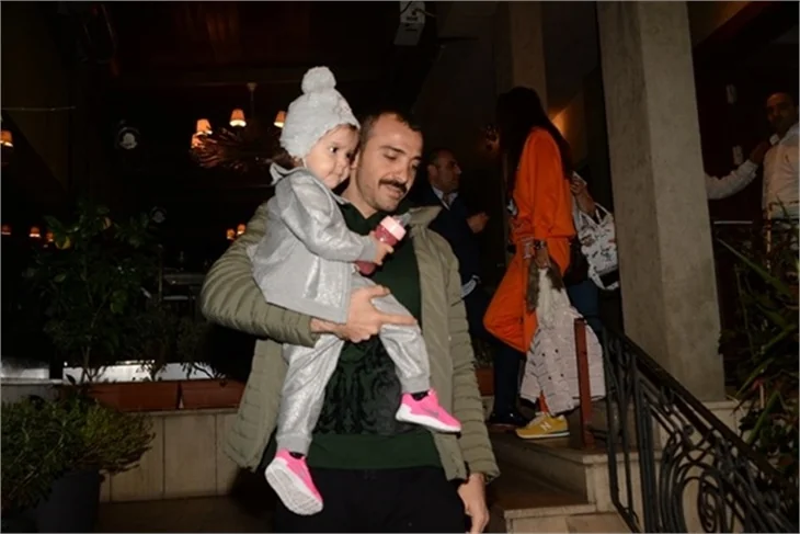 Demet Akalın ve eşi Okan Kurt'un maç gecesi