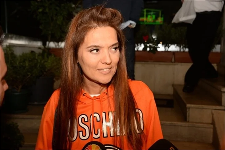 Demet Akalın ve eşi Okan Kurt'un maç gecesi