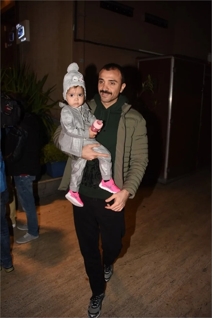 Demet Akalın ve eşi Okan Kurt'un maç gecesi