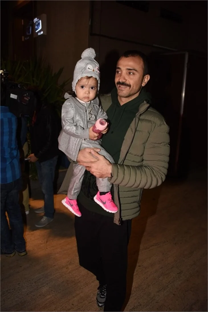 Demet Akalın ve eşi Okan Kurt'un maç gecesi