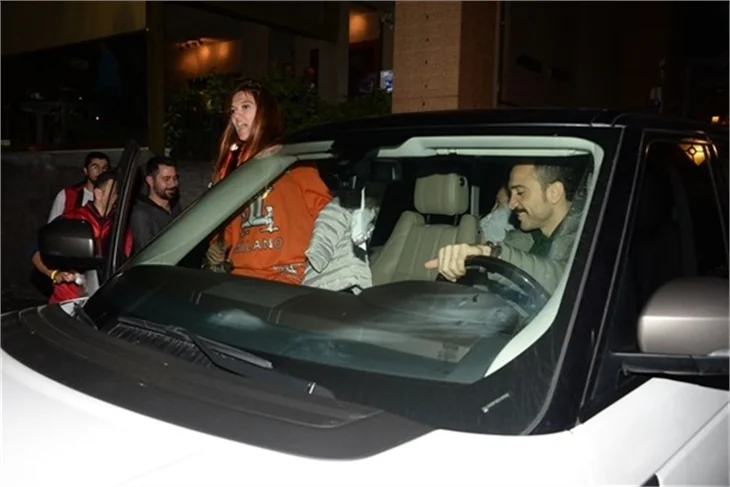 Demet Akalın ve eşi Okan Kurt'un maç gecesi