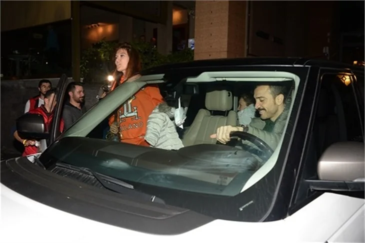 Demet Akalın ve eşi Okan Kurt'un maç gecesi